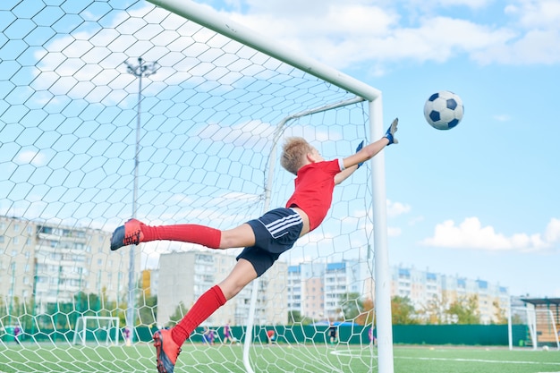 Photo junior goalkeeper playing