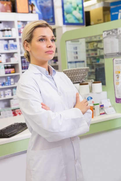 Photo junior pharmacist with arms crossed