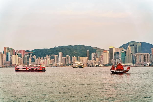 사진 해질녘 홍콩 빅토리아 항구의 정크 보트. 홍콩섬의 구룡에서 본 전경.