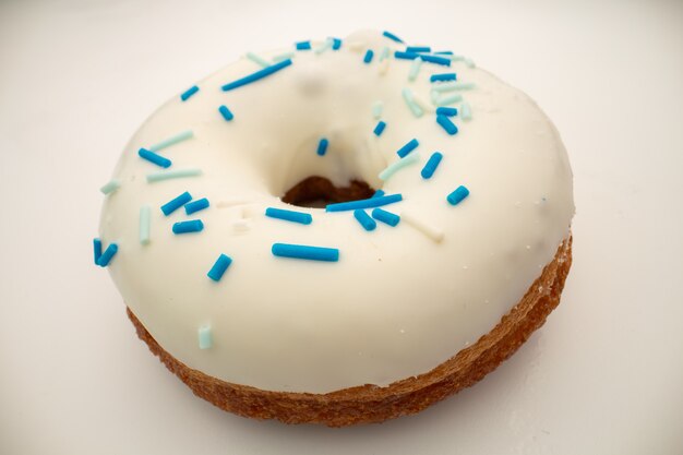 Foto junkfoodconcept - grote doughnut met wit glazuur.