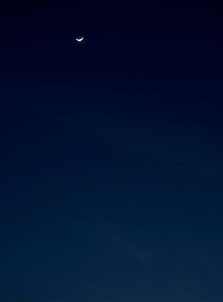 फोटो jupiter and venus next to the moon in the night sky in greece