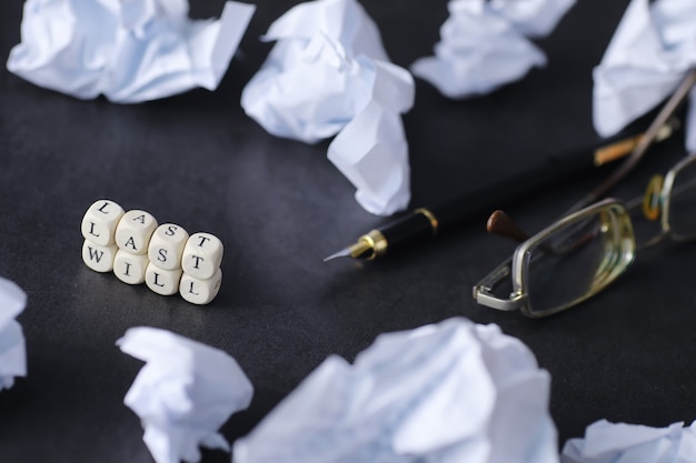 Juridisch begrip. De procedure voor het schrijven van het testament. Papieren met testament op tafel. Registratie van de laatste wil en testament.