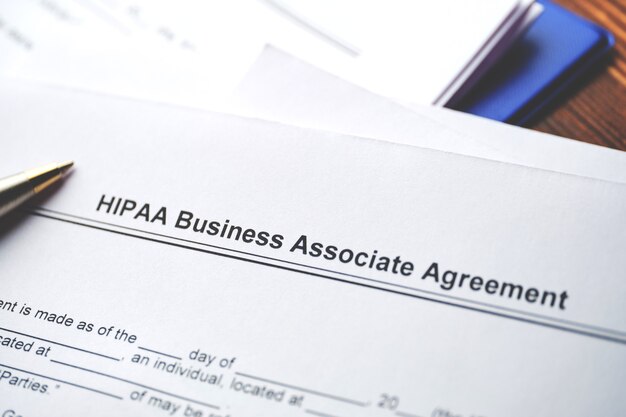 Juridisch document HIPAA Business Associate Agreement op papier close-up.