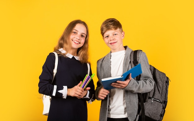 Juridische kennis menselijke wijsheid Gelukkige kinderen op Kennisdag Kleine kinderen houden boeken vast