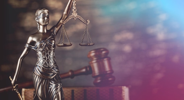 Juridische wet concept afbeelding Schalen van Justitie en zaak boeken op het bureau.