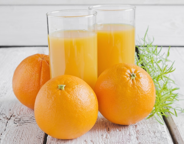 Foto jus d'orange en oranje fruit op tafel