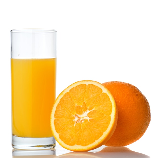 Jus d'orange en sinaasappel op wit wordt geïsoleerd dat