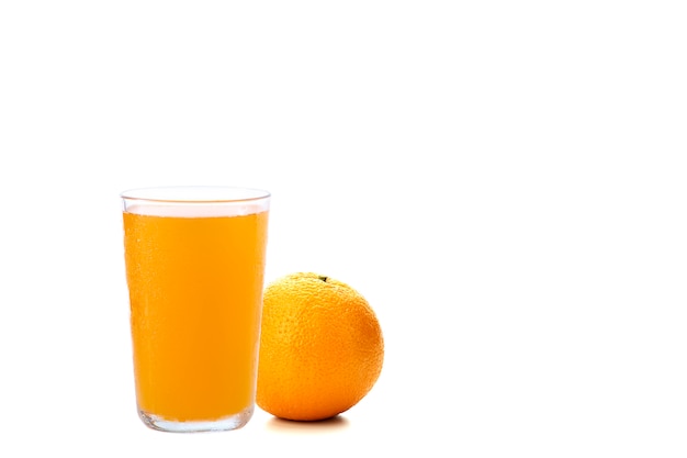 jus d'orange en stuk sinaasappel op wit