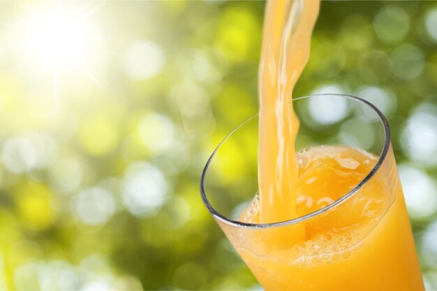 Jus d'orange glas op achtergrond