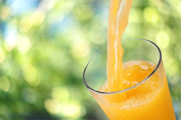 Jus d'orange glas op achtergrond