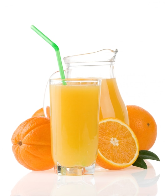 Jus d'orange in glas en kruik die op wit wordt geïsoleerd