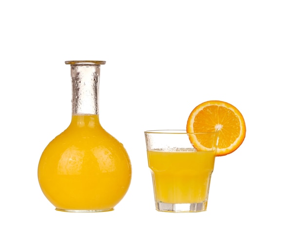 Jus d'orange in kruik met sinaasappel. Geïsoleerd op wit