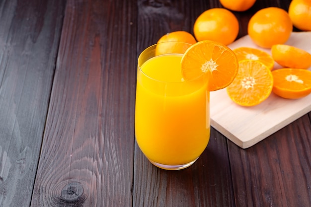 Jus d&#39;orange op houten achtergrond