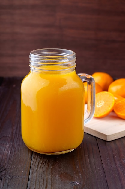 Jus d&#39;orange op houten achtergrond