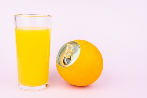 Jus d&#39;orange op roze achtergrond