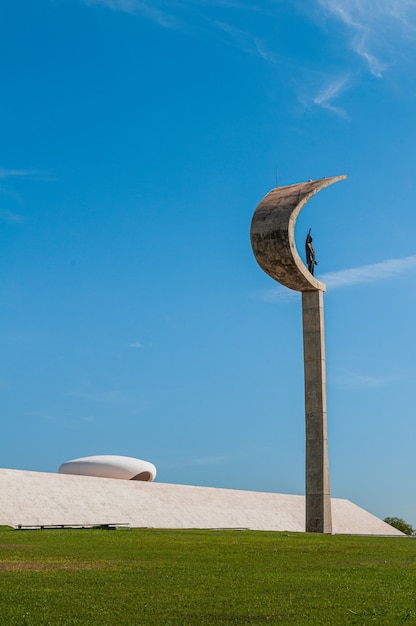 Photo juscelino  kubistchek statue jk memorial  in brasilia df brazil on august 14 2008