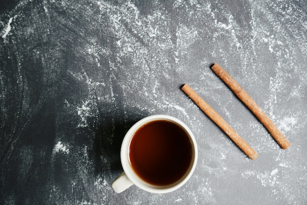 写真 ちょうど暖かいお茶とシナモン