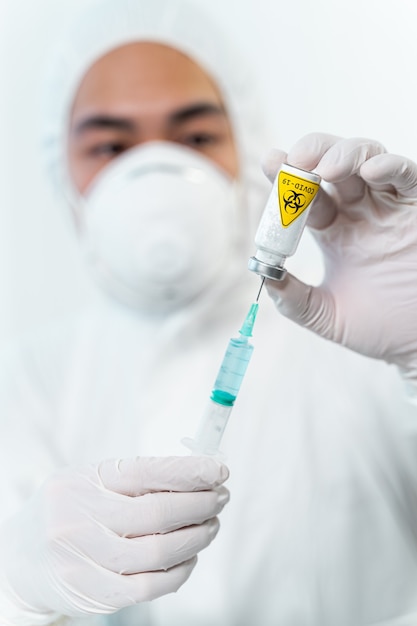 그냥 관심. 코로나바이러스 질병에 대한 새로운 백신을 테스트하는 동안 보호 마스크를 쓴 전문 의료 종사자