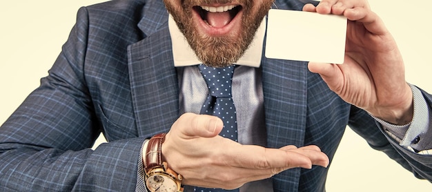 Фото Просто взгляните туда бизнесмен представляет кредитную или дебетовую карту счастливый генеральный директор горизонтальный дизайн плаката