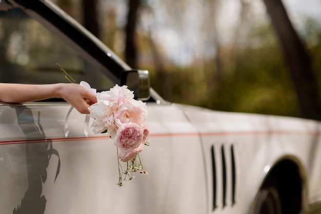 車で結婚したばかりのカップル