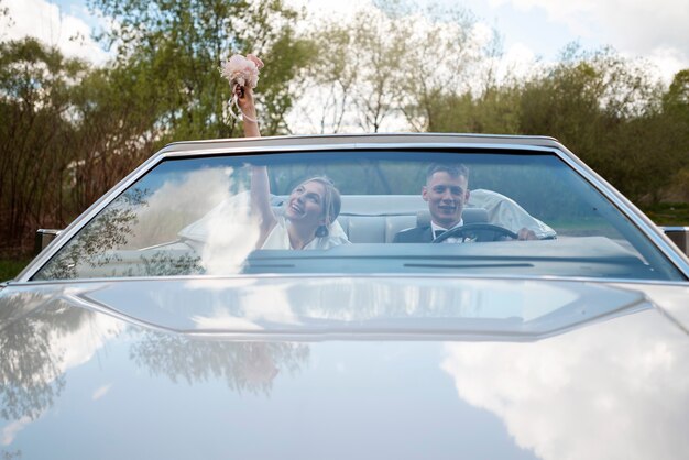 写真 車で結婚したばかりのカップル