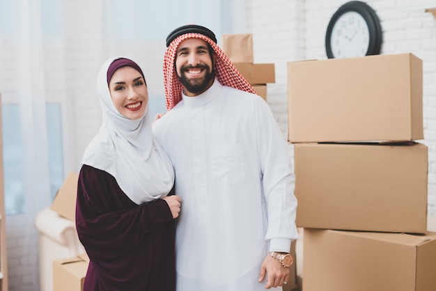 ちょうど結婚しているイスラム教徒のアパートの幸せな所有者。