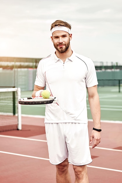 Просто поиграйте в красивого мужчину, стоящего на теннисном корте
