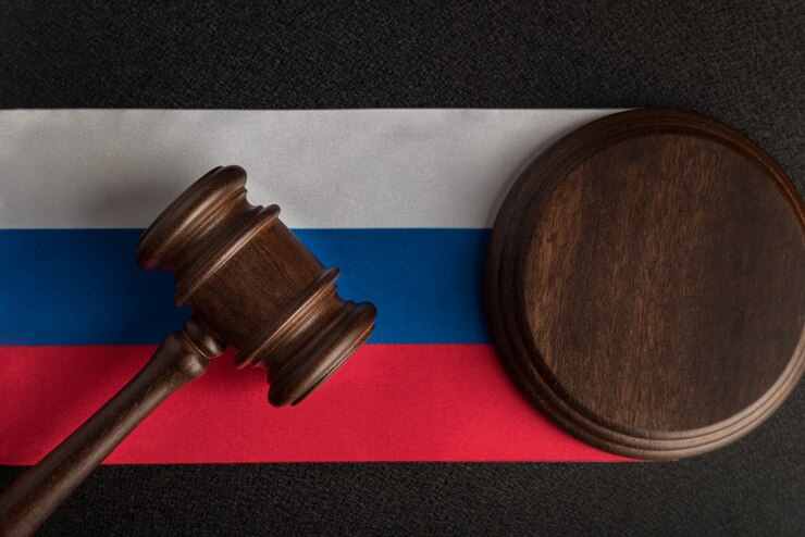 Фотография молоток правосудия на флаге россии. право и справедливость в российской федерации. права граждан.