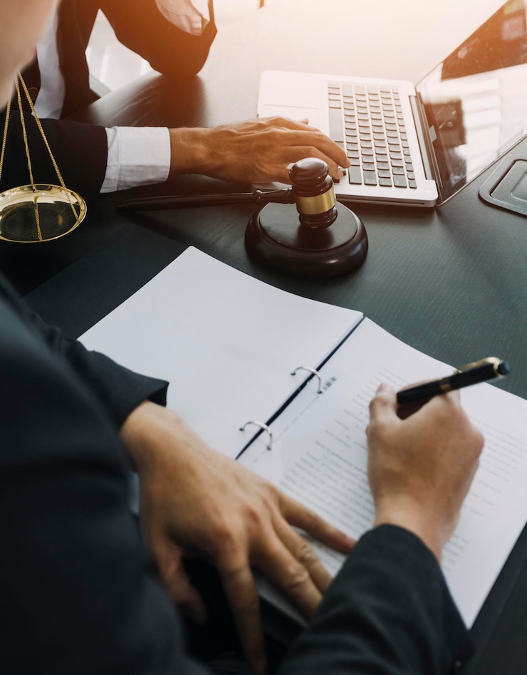 Photo justice and law concept gavel on sounding block in hand's male judge at a courtroom working with document law books report the case on table in modern office