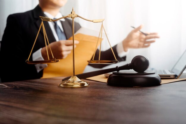 正義と法の概念法廷で男性裁判官がコンピューターを操作し、朝の光の中でテーブルにキーボードの眼鏡をドッキングするガベルを持っている