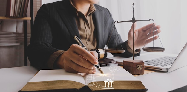 正義と法の概念法廷で男性裁判官がコンピューターを操作し、朝の光の中でテーブルにキーボードの眼鏡をドッキングするガベルを持っている