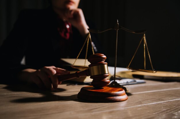 정의와 법 개념 법정에서 망치를 들고 컴퓨터와 키보드 안경을 고 아침 빛에 테이블에 앉은 남자 판사