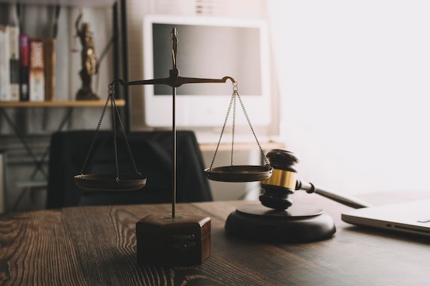 正義と法の概念木製のテーブルの法廷で男性裁判官とオフィスで働くカウンセラーまたは男性弁護士法法のアドバイスと正義の概念