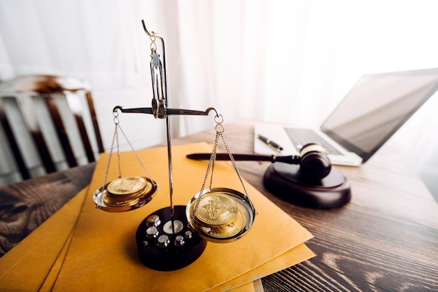 Foto concetto di giustizia e diritto giudice maschile in un'aula di tribunale su tavolo di legno e consigliere o avvocato maschio che lavora in ufficio consulenza legale e concetto di giustizia