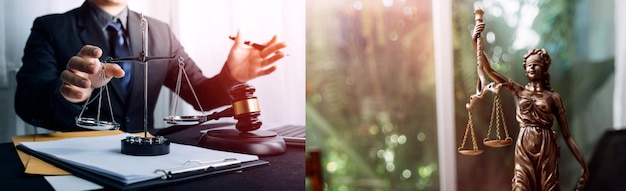 Foto concetto di giustizia e diritto giudice maschile in un'aula di tribunale su tavolo di legno e consigliere o avvocato maschio che lavora in ufficio consulenza legale e concetto di giustizia