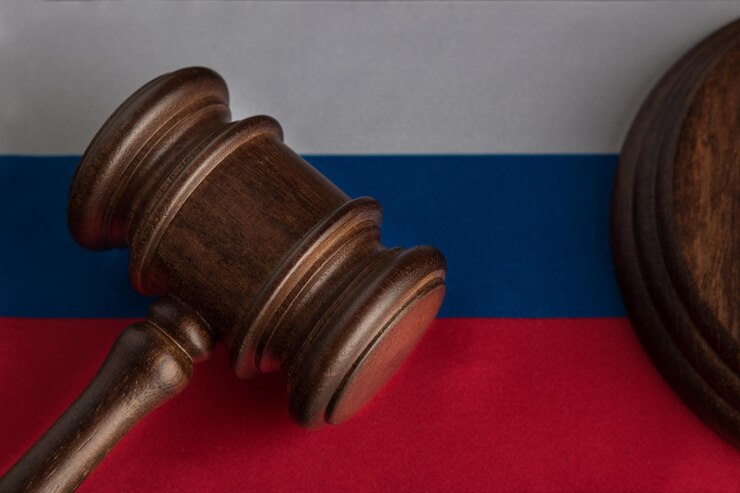 Фотография молоток правосудия на флаге россии крупным планом закон и правосудие права граждан