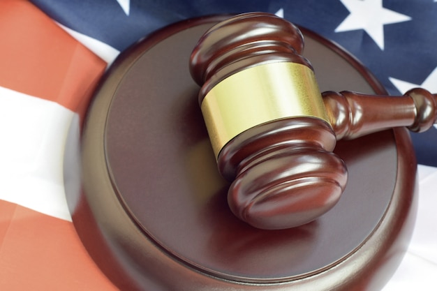 Photo justice mallet on united states flag in a courtroom during a judicial trial