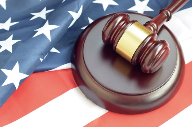 Молоток юстиции на флаге США в зале суда во время судебного разбирательства