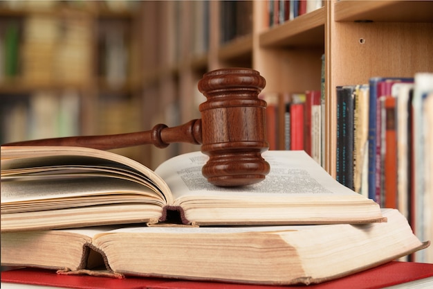 Photo justice scales and books and wooden gavel on table. justice concept