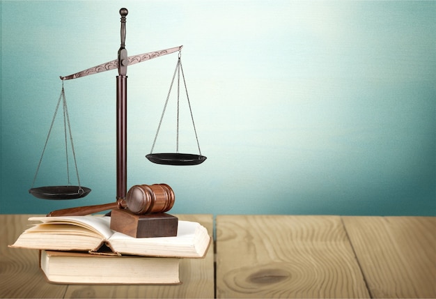 Foto bilancia della giustizia e martelletto di legno. concetto di giustizia