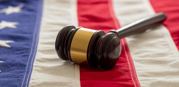 Photo justice in usa law gavel on united states of america flag