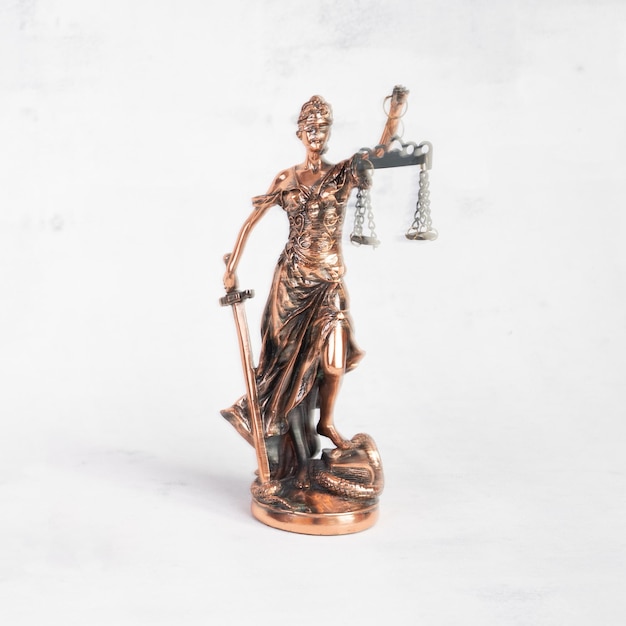 Justilia of Themis symbool van Justitie standbeeld geïsoleerd op een witte achtergrond met uitknippad