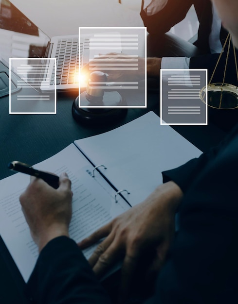 Foto justitie en recht concept mannelijke rechter in een rechtszaal met de hamer werken met computer en toetsenbord bril op tafel in ochtendlicht docking