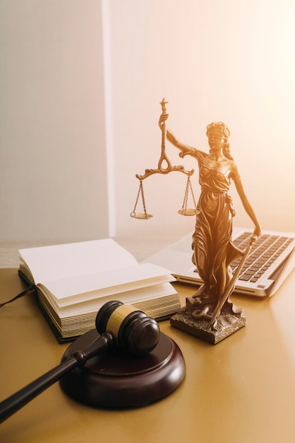 Justitie en recht concept Mannelijke rechter in een rechtszaal met de hamer werken met computer en toetsenbord bril op tafel in ochtendlicht docking