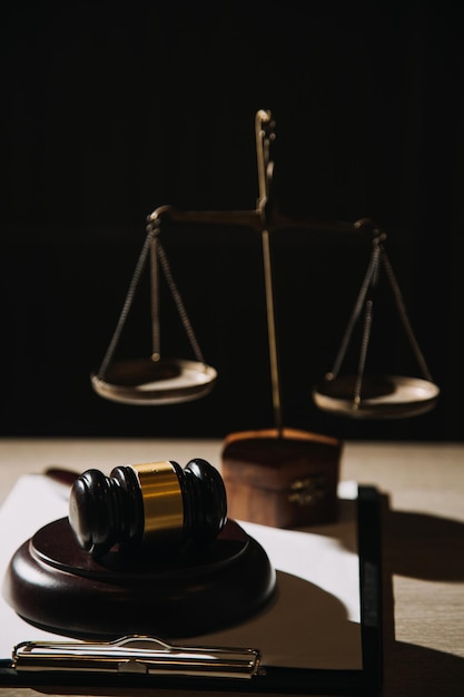 Justitie en recht concept mannelijke rechter in een rechtszaal met de hamer werken met computer en toetsenbord bril op tafel in ochtendlicht docking