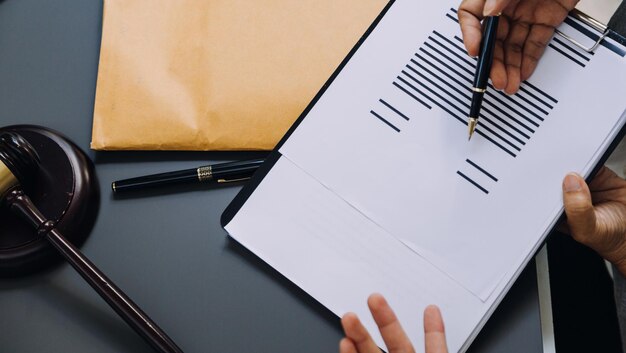 Justitie en recht concept Mannelijke rechter in een rechtszaal met de hamer werken met computer en toetsenbord bril op tafel in ochtendlicht docking