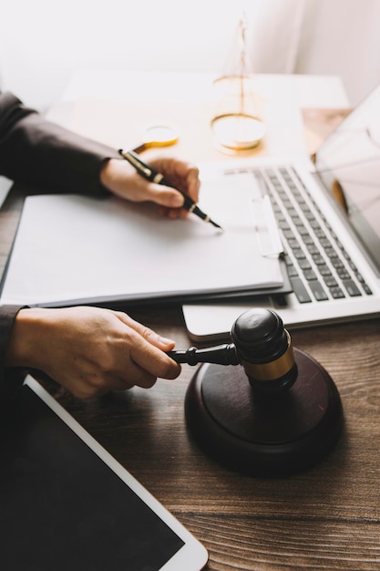 Justitie en recht concept mannelijke rechter in een rechtszaal met de hamer werken met computer en toetsenbord bril op tafel in ochtendlicht docking