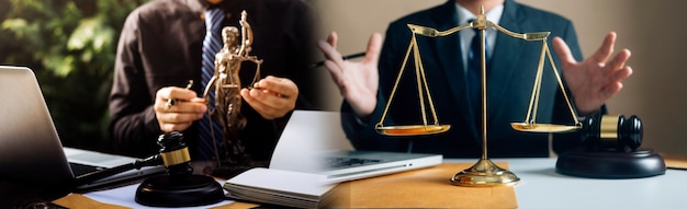 Justitie en recht concept Mannelijke rechter in een rechtszaal met de hamer werken met computer en toetsenbord bril op tafel in ochtendlicht docking