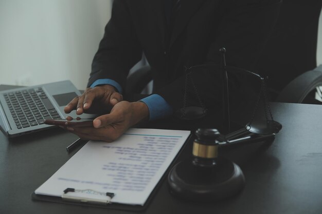 Justitie en recht concept Mannelijke rechter in een rechtszaal met de hamer werken met computer en toetsenbord bril op tafel in ochtendlicht docking