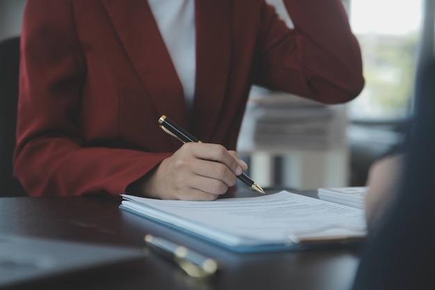 Justitie en recht concept Mannelijke rechter in een rechtszaal met de hamer werken met computer en toetsenbord bril op tafel in ochtendlicht docking